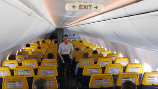 Ryanair cambia su política de permitir dos bultos en el avión por "el exceso de uso de los clientes"
